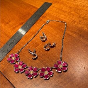 Beautiful statement necklace with 3 matching pairs of earrings 5 enamel flowers